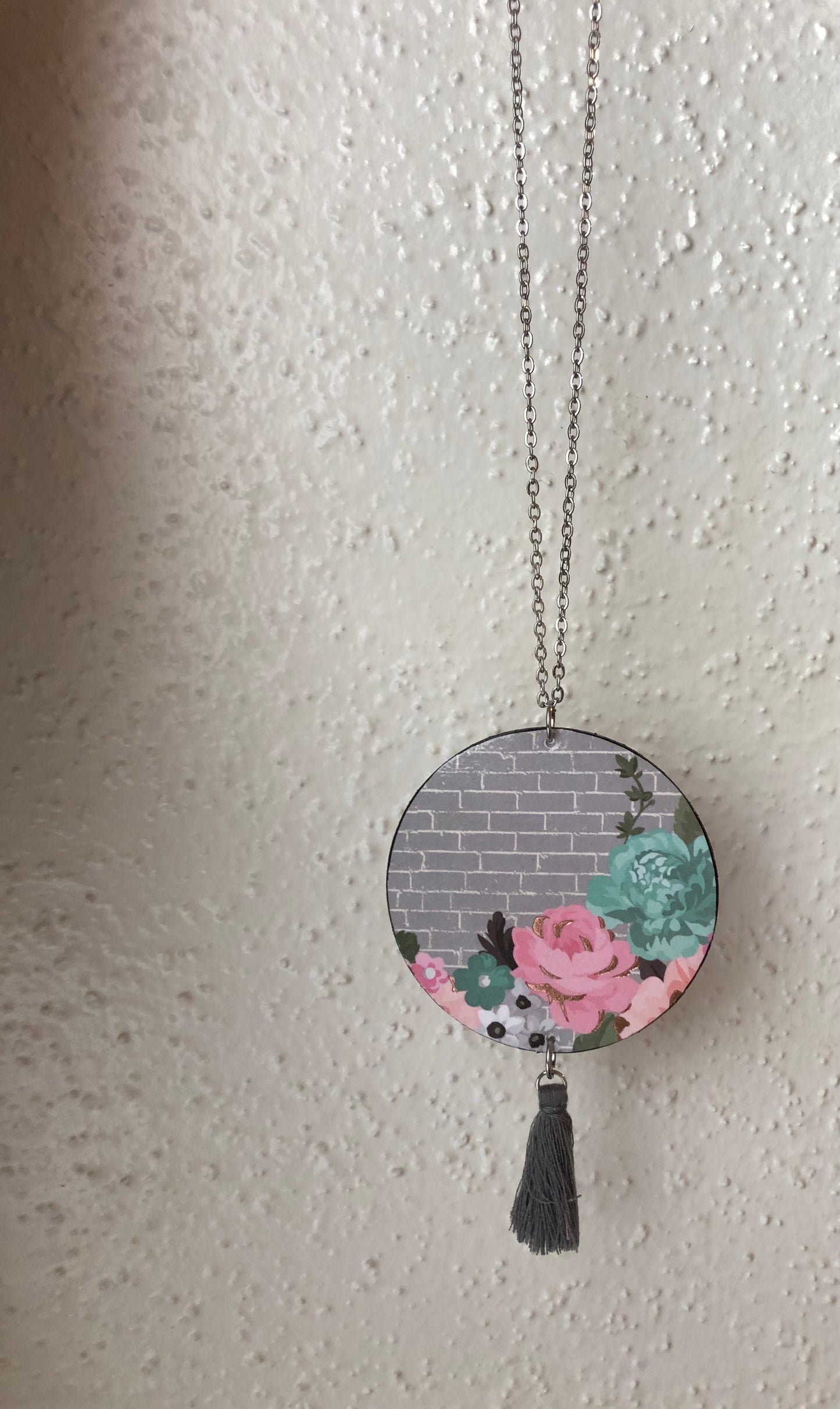 round floral pendant necklace